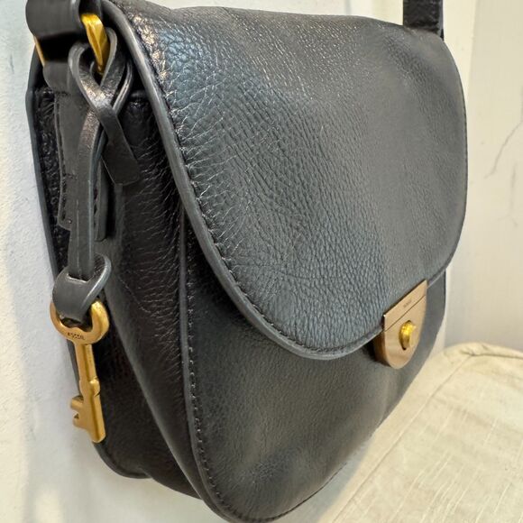 VTG Fossil Black Pebble Leather Crossbody Bag – Emi Saddle, Gold Key - Picture 2 of 13